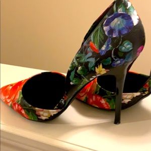 SOLD Gorgeous multicolored floral pumps! 🔴🔵🟡🟣🟢